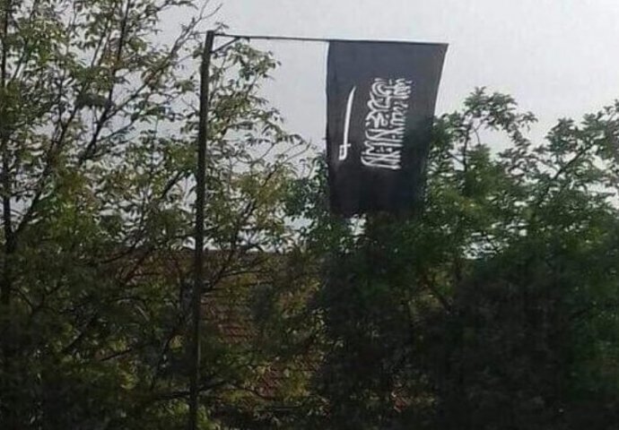 Zastava radikalne organizacije osvanula blizu Tuzle, uklonila je policija