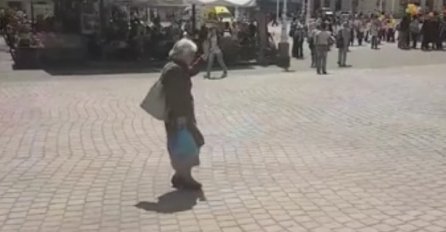 OVAJ SNIMAK ĆE VAM POPRAVITI DAN: Baka đuskala na sred trga, prolaznici s oduševljenjem gledali! (VIDEO)