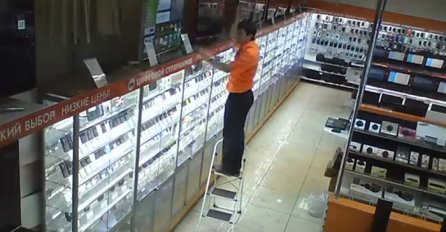 Kamera u prodavnici elektronike snimila radnika kako popravlja stvari na polici, zbog ovog poteza je dobio otkaz! (VIDEO)