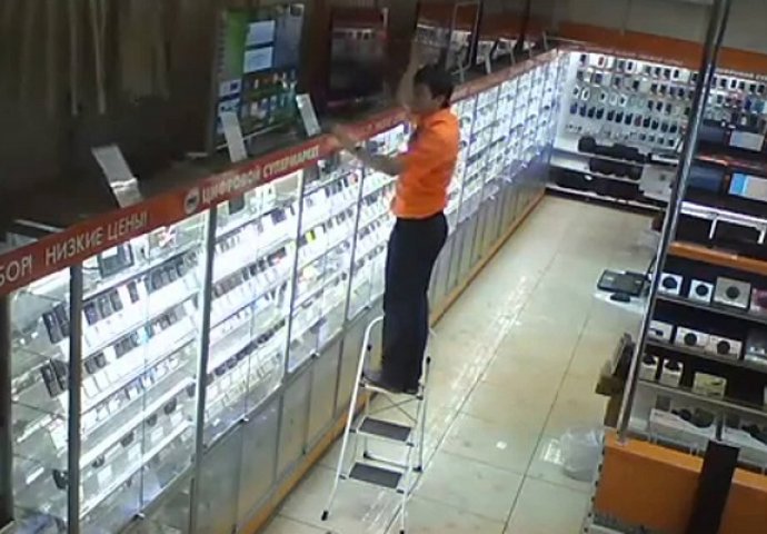 Kamera u prodavnici elektronike snimila radnika kako popravlja stvari na polici, zbog ovog poteza je dobio otkaz! (VIDEO)