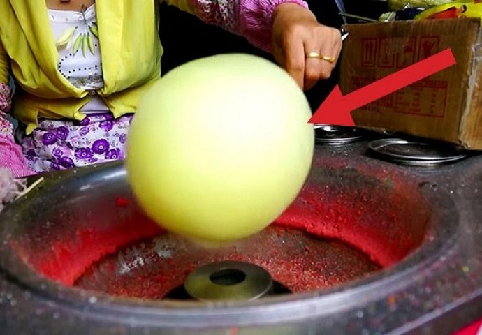 Ona počinje da formira loptu od šećerne vune, a krajnji rezultat je fenomenalan! (VIDEO)