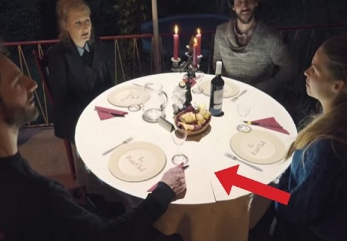 Sjeli su za stol i čekali jelo, ono što se dogodilo u nastavku će vas ostaviti u čudu (VIDEO)