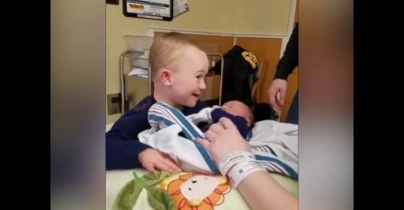 On je prvi put susreo svog malog brata i dao mu je najslađi zagrljaj ikada! (VIDEO)