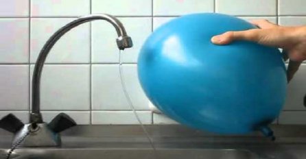 Istrljao je balon i stavio ga pod vodu: Kada vidite šta se desilo, ostat ćete u čudu (VIDEO) 