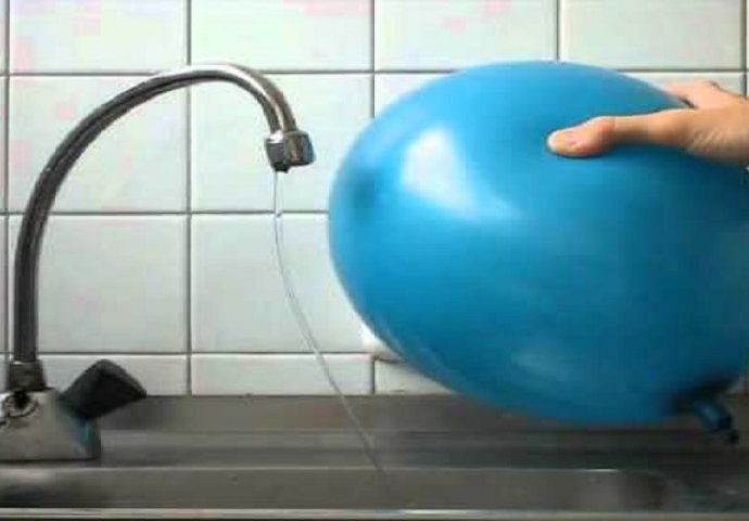 Istrljao je balon i stavio ga pod vodu: Kada vidite šta se desilo, ostat ćete u čudu (VIDEO) 