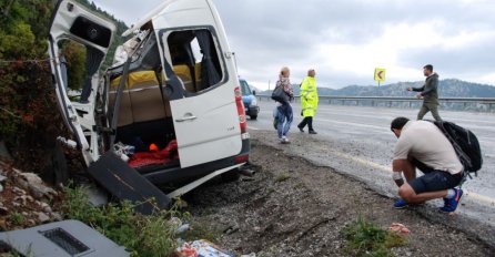 PREVRNUO SE MINIBUS: Povrijeđene tri osobe