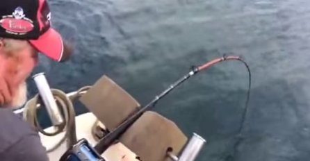 Upecao je ogromnu ribu, a onda doživio šok kada ju je pokušao izvući iz vode! (VIDEO)