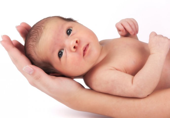 Tek rođena beba napravila prve korake par minuta poslije rođenja (VIDEO)