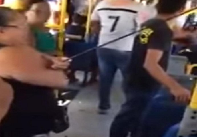 ZA NEVJERICU! Ženu u gradskom autobusu pogodila strijela kroz otvoren prozor! (VIDEO)
