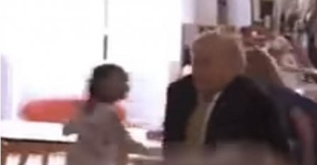 Trump plakao i valjao se po podu, držeći ga za noge jedva ga izvukli iz dječjeg vrtića! (VIDEO)