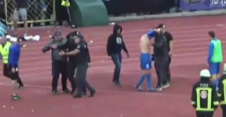 HULIGANI U GLAVNOJ ULOZI NA VELIKOM DERBIJU: Fudbalere Levskog napali njihovi navijači, skidali se dresovi, "radila" i motka!