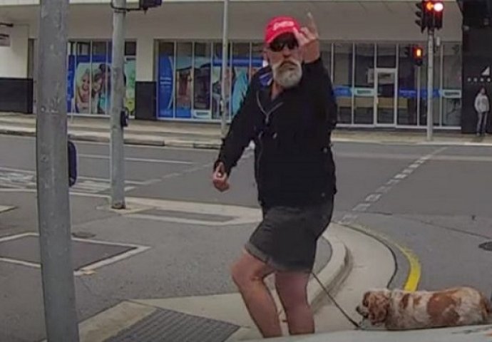 Prelazio je cestu i psovao vozača koji je naglo zakočio na semaforu, dobro obratite pažnju šta će uslijediti (VIDEO)