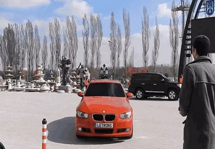 Izgleda kao sasvim običan BMW:  Kada vidite šta se događa na 0:35 past ćete sa stolice (VIDEO)