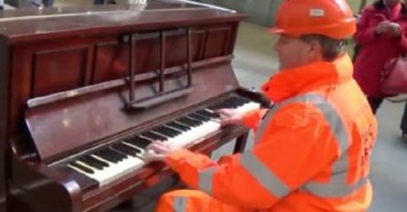 Građevinski radnik je sjeo za klavir na željezničkoj stanici, a onda je priredio neviđen spektakl za prolaznike! (VIDEO)