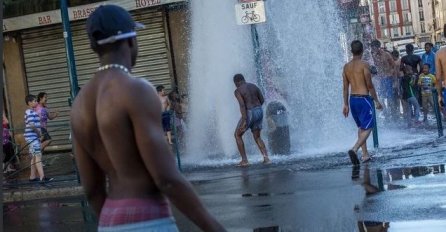 TOPLOTNI VAL U FRANCUSKOJ: Građani razbijaju hidrante kako bi se rashladili