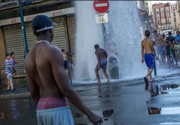 TOPLOTNI VAL U FRANCUSKOJ: Građani razbijaju hidrante kako bi se rashladili