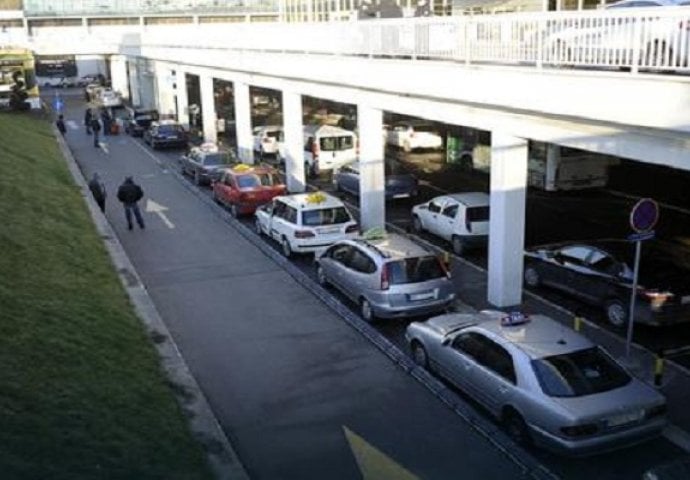 NOVI INCIDENT NA  AERODROMU Fizički obračun komunalnog policajca i nelegalnog taksiste, OBOJICA ZAVRŠILI U BOLNICI