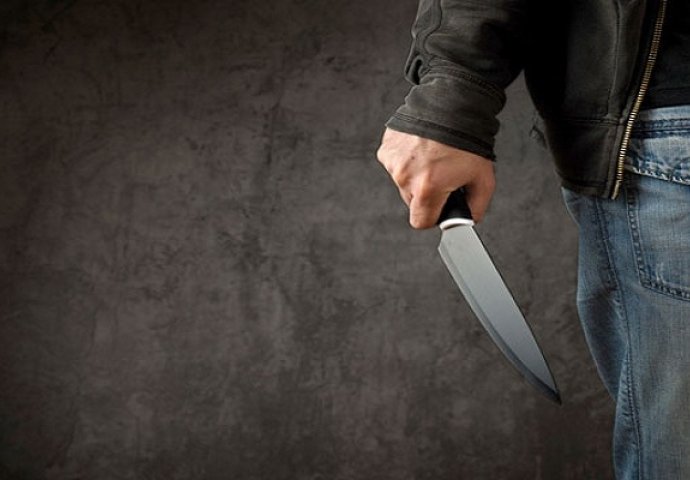 INCIDENT U LOZOVIKU: Osnovac nožem na času nasrnuo na druga!