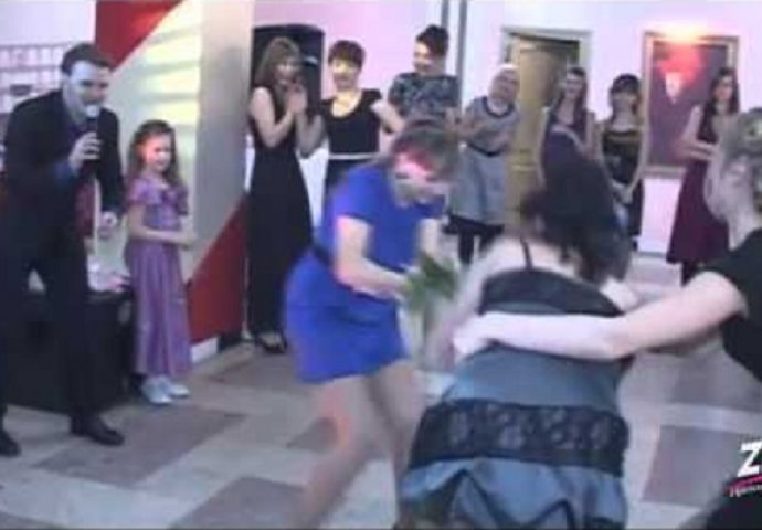 Mlada je bacila bidermajer, a onda je nastao haos: Ovakvu tuču djevojaka na svadbi još niste vidjeli (VIDEO)