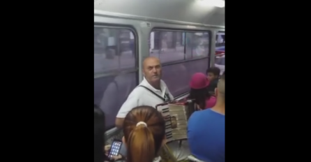 URNEBESNI SNIMAK iz sarajevskog tramvaja nasmijat će vas do suza: Ovaj raspoloženi Sarajlija uzeo harmoniku i napravio lom! (VIDEO) 