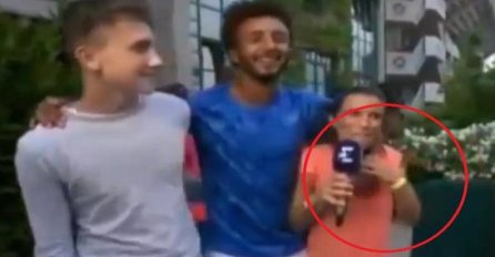 SKANDAL NA ROLAND GARROSU: Teniser izbačen sa turnira jer je ljubio i pipao novinarku! (VIDEO)