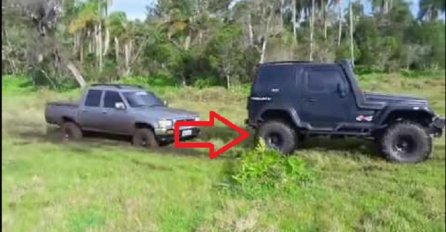 Automobil mu je zaglavio u blatu, a onda je došao prijatelj u pomoć i napravio još veću katastrofu! (VIDEO)