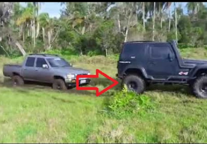 Automobil mu je zaglavio u blatu, a onda je došao prijatelj u pomoć i napravio još veću katastrofu! (VIDEO)