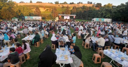 Upriličen veliki iftar na beogradskom Kalemegdanu