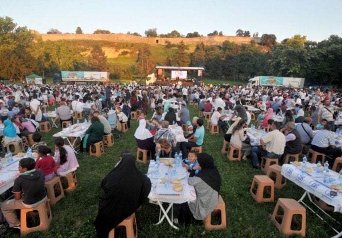 Upriličen veliki iftar na beogradskom Kalemegdanu