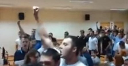 PREKINUTA TRIBINA NA FPN: Studenti uz pjesmu Oj, Kosovo, Kosovo isterali Žene u crnom (VIDEO)