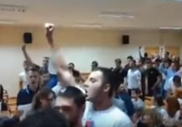 PREKINUTA TRIBINA NA FPN: Studenti uz pjesmu Oj, Kosovo, Kosovo isterali Žene u crnom (VIDEO)