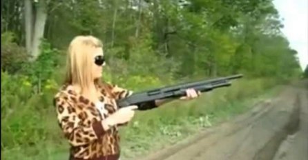 Zgodna plavuša je htjela da puca iz sačmarice, ali ubrzo se pokajala (VIDEO)