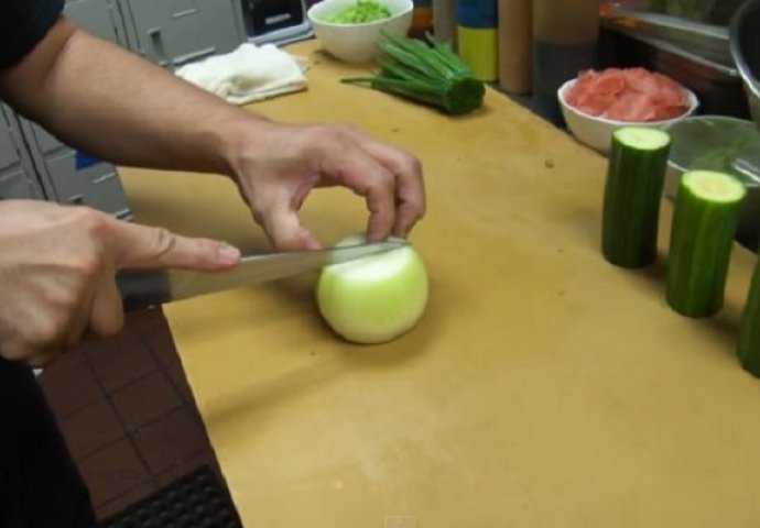 Japanskom kuharu su dali najoštriji nož na svijetu, ono što je uradio će vas raspametiti (VIDEO)