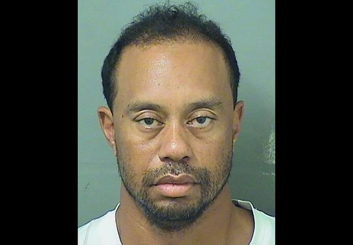 UHAPŠEN JE POD DEJSTVOM OPOJNIH DROGA: Ostavljen od Lindsey Vonn, golfer Tiger Woods polako ali sigurno pada na dno!