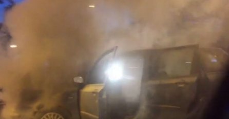 Drama na Autokomandi: Zapalio se automobil, može da eksplodira svakog časa (VIDEO)