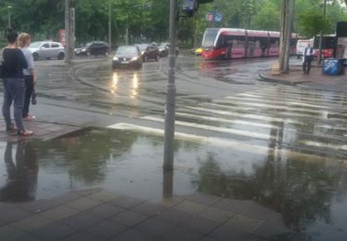 VELIKO NEVRIJEME U BEOGRADU: Snažan pljusak paralisao saobraćaj, u Zemunu PADAO GRAD