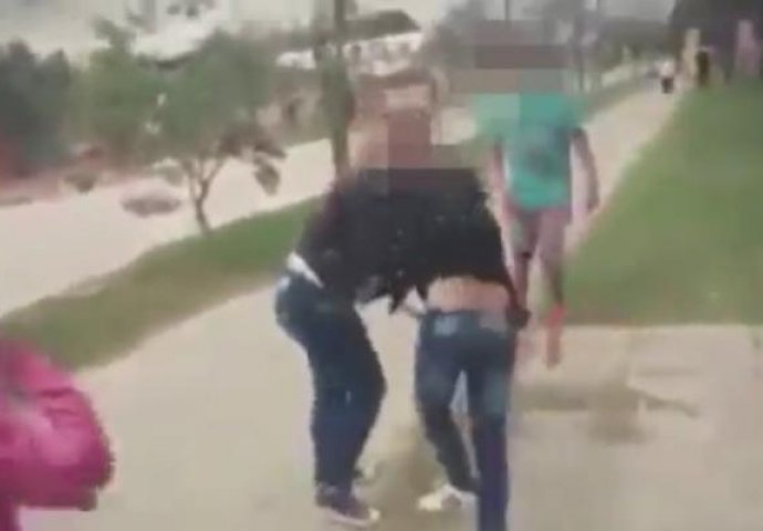 KOBNA TUČA ISPRED ŠKOLE: Kuhinjskim nožem izbola drugaricu (UZNEMIRUJUĆI VIDEO)