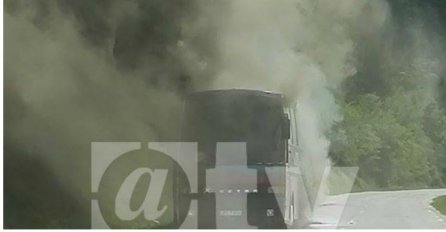 NA PUTU TRAVNIK - BUGOJNO:  Zapalio se autobus pun putnika