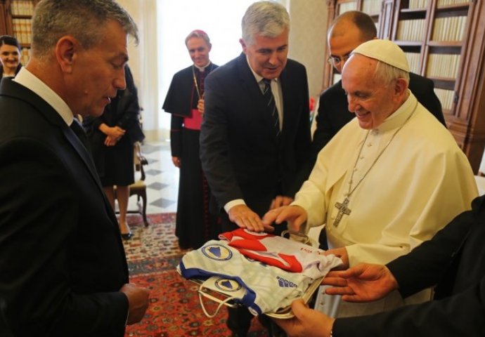 Papi Franji uručeni dresovi reprezentacije BiH i Zrinjskog s njegovim imenom