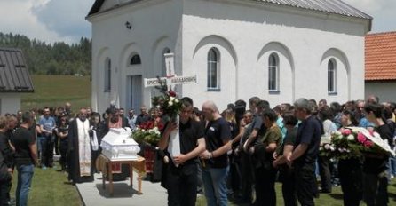 KILOMETARSKA KOLONA UPLAKANIH LJUDI Sahranjena djevojka kojoj je razbojnik pucao u glavu zbog 10.000 dinara (FOTO)