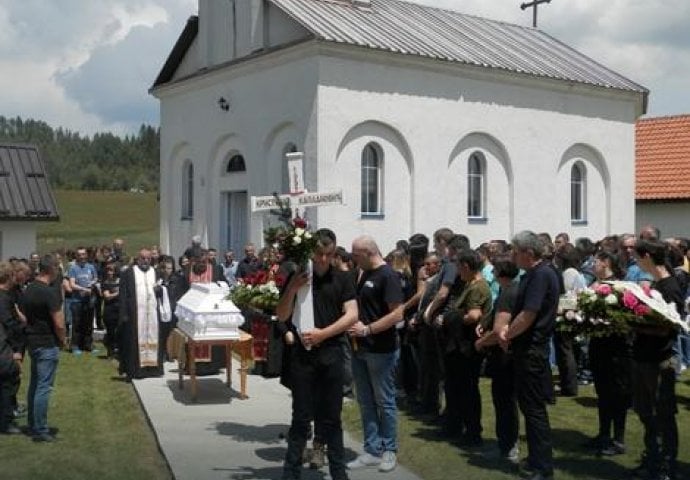 KILOMETARSKA KOLONA UPLAKANIH LJUDI Sahranjena djevojka kojoj je razbojnik pucao u glavu zbog 10.000 dinara (FOTO)