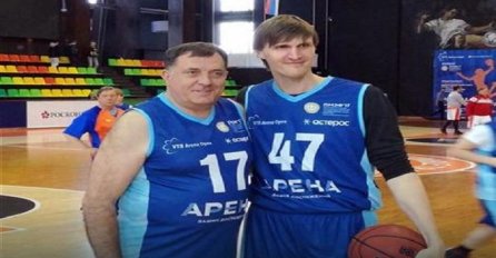 POSLOVNO ODIJELO ZAMIJENIO SPORTSKIM Dodik na terenu s košarkaškom legendom