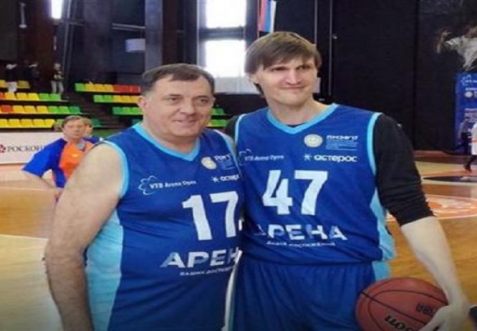POSLOVNO ODIJELO ZAMIJENIO SPORTSKIM Dodik na terenu s košarkaškom legendom