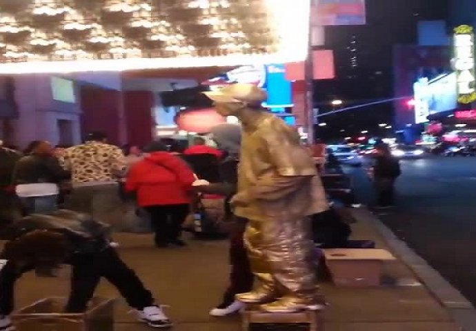 Prolaznik krenuo da od uličnog zabavljača uzme novac: Nakon ovoga, tako nešto mu nikad više neće pasti na pamet! (VIDEO)