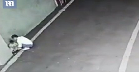 Kamere uhvatile ženu kako ostavlja bebu u ćošku parkinga i odlazi (VIDEO)