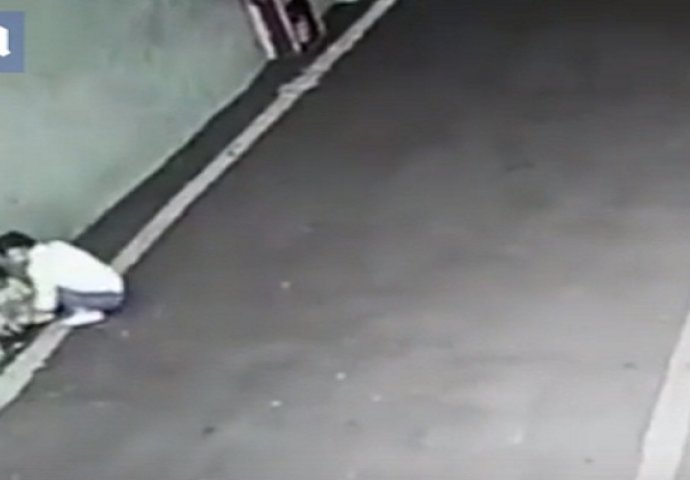 Kamere uhvatile ženu kako ostavlja bebu u ćošku parkinga i odlazi (VIDEO)