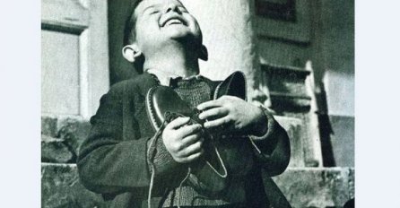 SVIJET BI BIO LJEPŠE MJESTO DA SU DANAŠNJA DJECA KAO ON: Ogromna radost dječaka zbog novih cipela (FOTO)