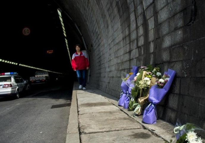 Vozač zapalio autobus bijesan zbog smanjenja plate, poginulo 11-ero djece