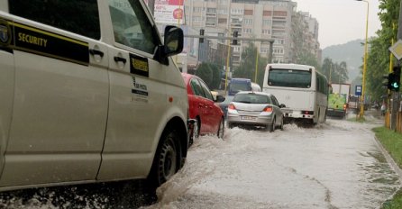 HAOS NA TUZLANSKIM ULICAMA:  Veliko nevrijeme zahvatilo grad! (FOTO)