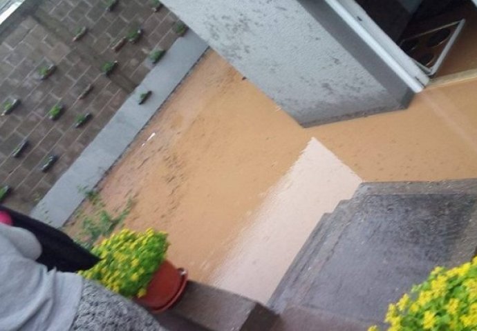 Velike poplave u Tuzli: Voda nosi sve pored sobom i ulazi u kuće!